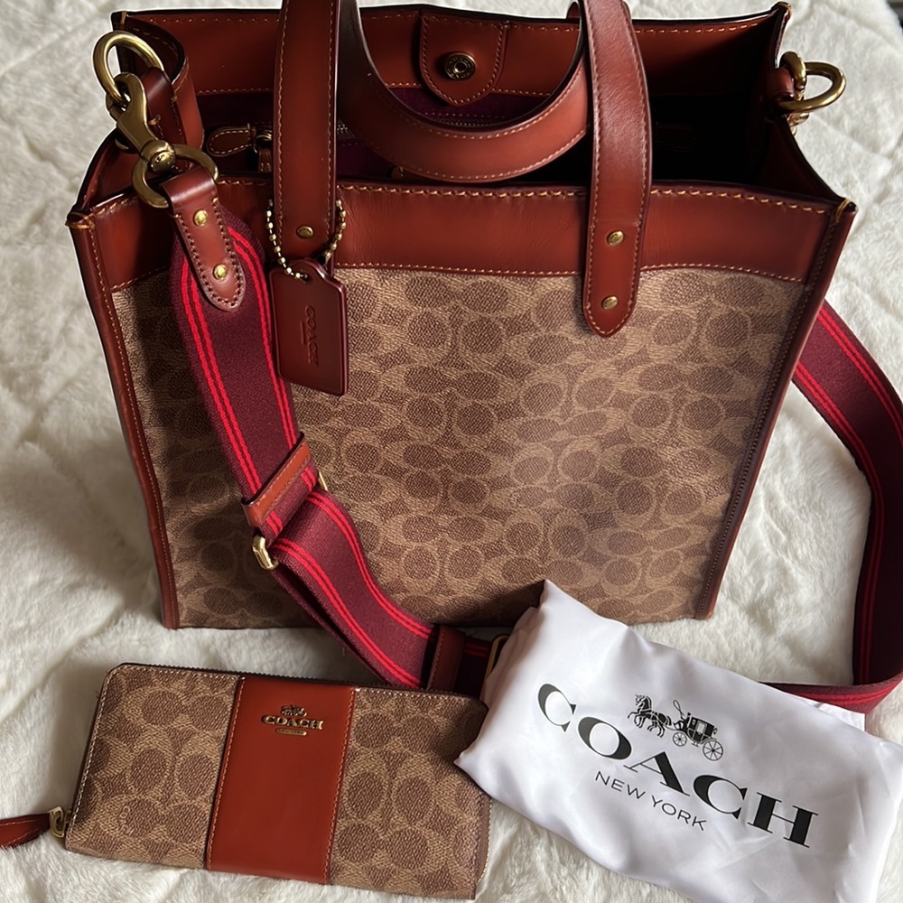 Signature Logo Horse and Carriage Print Field Tote Bag